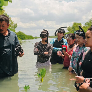 Andreu talking about mangroves