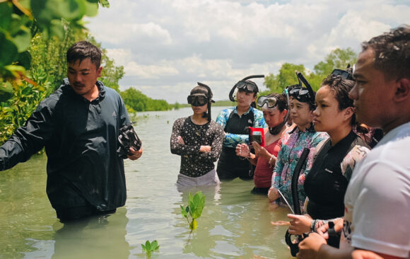 Andreu talking about mangroves